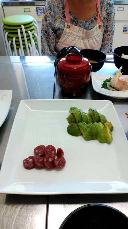 サラミとアボカド