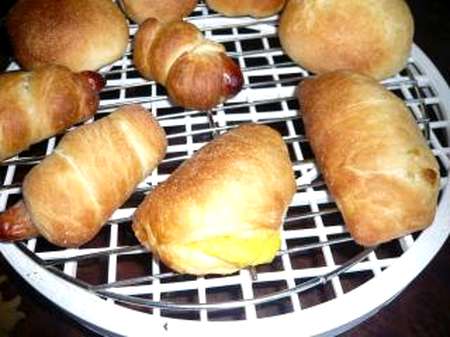 ソーセージ入ロールパン（卵・乳製品不使用）